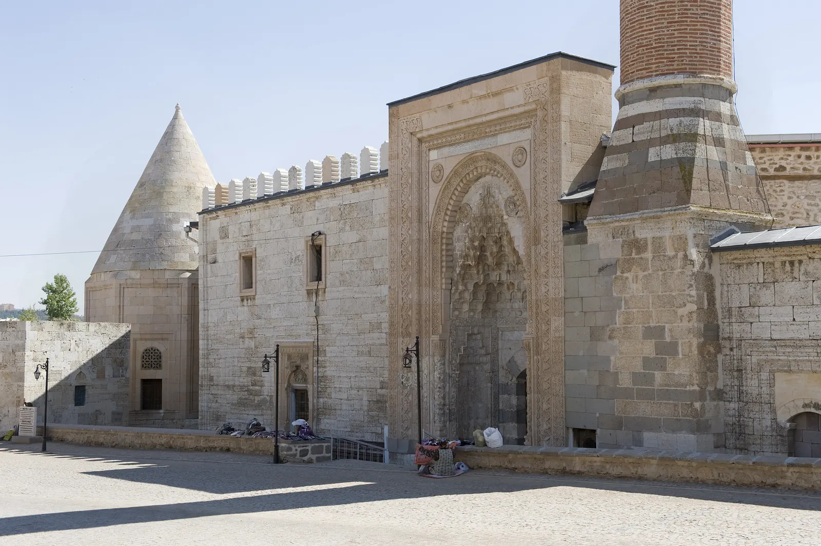 Eşrefoğlu Camii dış görünüm